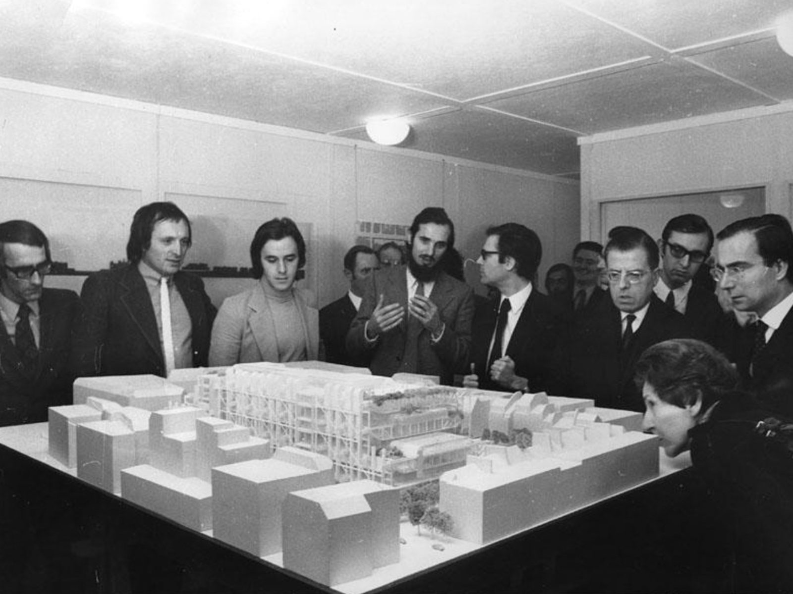 architects and officials gathered around a white model of the centre pompidou